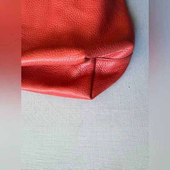 Cuyana Classic Easy Tote in RIOJA Pebbled Leather - Picture 10 of 13